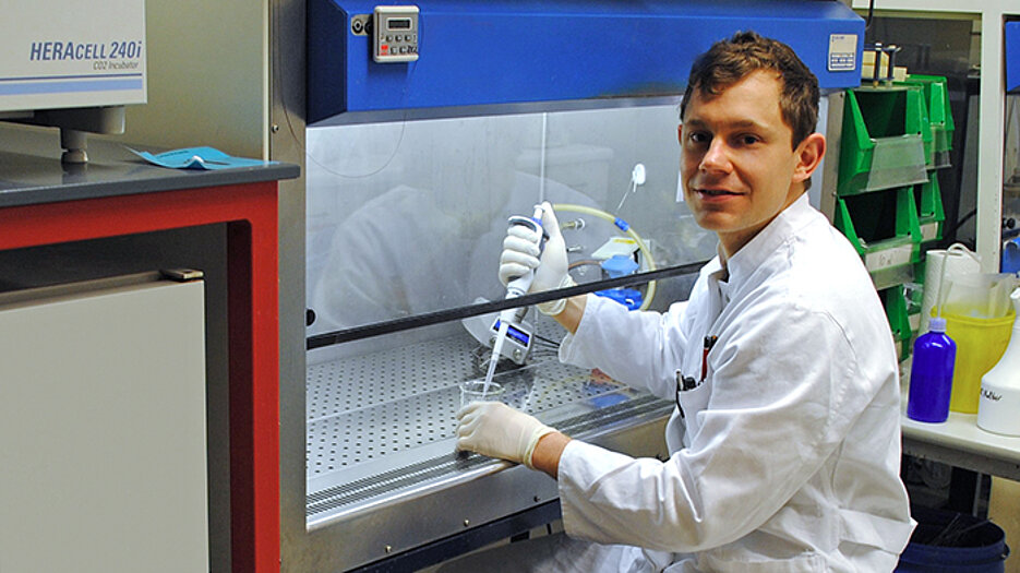 Dr. Florian Kleefeldt in den Labors des Instituts für Anatomie und Zellbiologie.