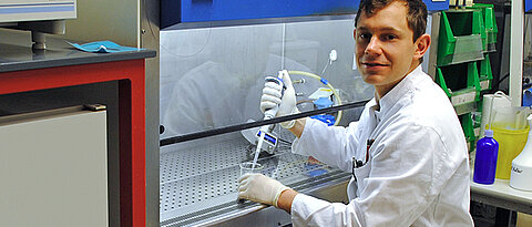 Dr. Florian Kleefeldt in den Labors des Instituts für Anatomie und Zellbiologie.