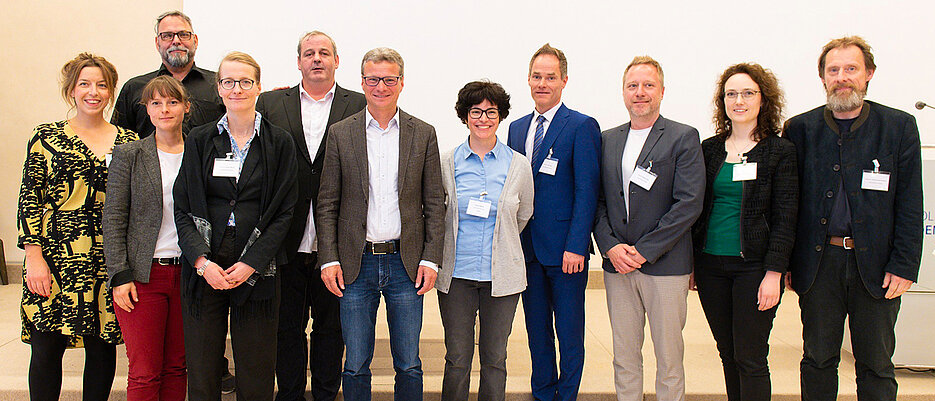 Gruppenbild der am Forschungsverbund Beteiligten. In der Mitte: Sandra Mölter neben Wissenschaftsminister Bernd Sibler.