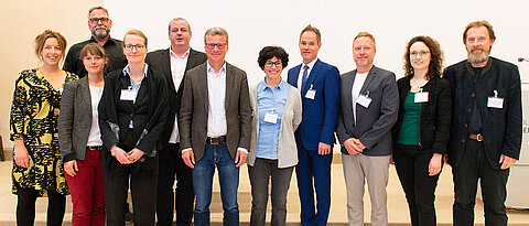 Gruppenbild der am Forschungsverbund Beteiligten. In der Mitte: Sandra Mölter neben Wissenschaftsminister Bernd Sibler.