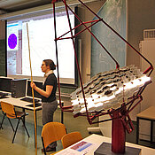 Daniela Dorner mit einem Teleskop-Modell in der Lehrveranstaltung - damals noch in der Präsenzversion.