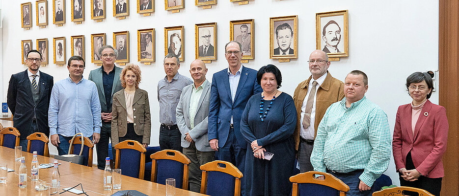 Mitglieder der Universitätsleitung und der Lehrkräfte der deutschsprachigen Studienrichtung der UBB empfingen die Gäste aus Würzburg im Senatssaal.