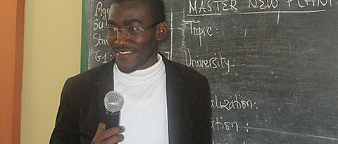 Masterstudent Blaise Zirimwabagabo stellt seinen Forschungsplan im Bereich des Internationalen Rechts vor. (Foto: A. Bapolisi)