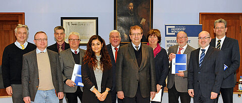 Gruppenbild aller Schulleiter und Universitätsvertreter