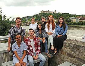 Einige Studierende aus Austin mit ihren Deutschprofessoren (von links): Nick Lanpher, Trinity Carter, Jack O’Shea, Kit Belgum, Michelle French, Peter Hess, Taylor Frontera und Belen Juarez. (Foto: Robert Emmerich)