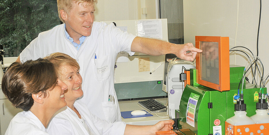 Professor Matthias Eyrich mit den medizinisch-technischen Assistentinnen Judith Gierse (vorne) und Christine Öhrlein bei der Qualitätskontrolle eines im GMP-Zelltherapie-Labor hergestellten Produktes.