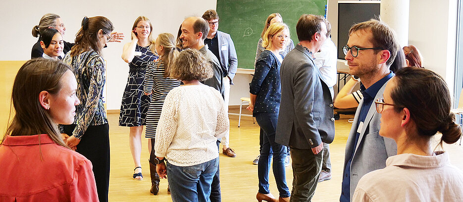 Wer sind Sie? Und woran forschen Sie? Beim ersten Kick-off-Meeting für Juniorprofessorinnen und -professoren ging es auch darum, sich gegenseitig kennenzulernen und untereinander zu vernetzen.