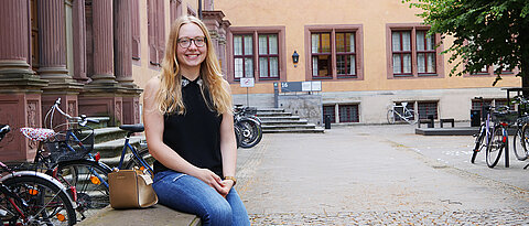 Studentin Helena Schoppel vor der Alten Universität. Dort ist die Juristische Fakultät der Uni Würzburg angesiedelt.