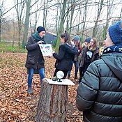 Auf dem Foto führen Studierende im Botanischen Garten das Aktionsprogramm "Reise um den Globus" mit einer Schulklasse durch. Hier zu sehen ist die Station zur gemäßigten Klimazone.