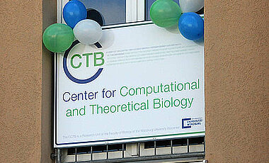 Das Schild an Gebäude 32, Campus Hubland Nord, weist den Weg: "Center for Computational and Theoretical Biology."