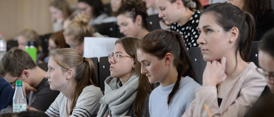 Unverbindlich Vorlesungen und Seminare besuchen - dies bietet fünf Wochen lang das Schnupperstudium an der Uni Würzburg. (Foto: Daniel Peter)