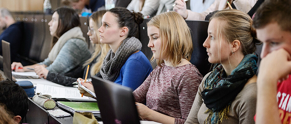 Gut 29.000 Studentinnen und Studenten sind aktuell an der JMU eingeschrieben. Im „Servicezentrum Studierende“ stehen ihre Belange im Mittelpunkt.