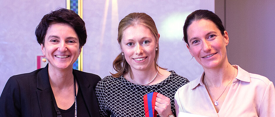 Prof. Dr. Nurcan Üçeyler (l.) von der Neurologischen Klinik des Uniklinikums Würzburg freut sich mit ihren preisgekrönten Teamkolleginnen Dr. Luisa Kreß (Mitte) und Dr. Franziska Karl-Schöller.