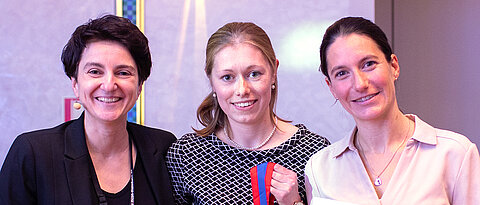 Prof. Dr. Nurcan Üçeyler (l.) von der Neurologischen Klinik des Uniklinikums Würzburg freut sich mit ihren preisgekrönten Teamkolleginnen Dr. Luisa Kreß (Mitte) und Dr. Franziska Karl-Schöller.