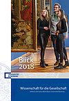 Studierende im Uni-Museum: Titelbild von Blick, dem Jahrbuch 2018 der Uni Würzburg