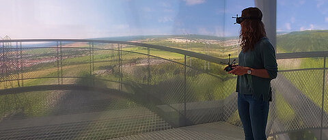 Virtuelles Training gegen Höhenangst im CAVE, dem 3D Multisensoriklabor des Lehrstuhls für Psychologie
