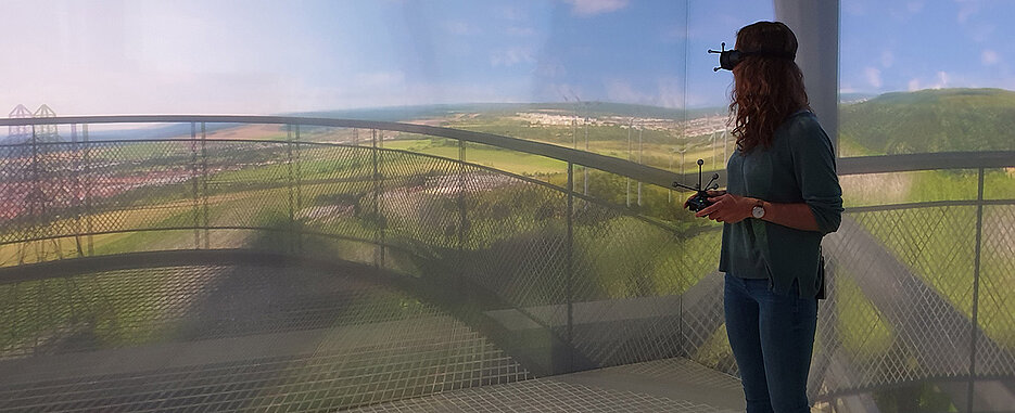Virtuelles Training gegen Höhenangst im CAVE, dem 3D Multisensoriklabor des Lehrstuhls für Psychologie