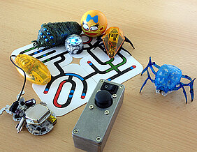 Insektenförmige und andere Roboter, die sich für Benachrichtigungen nutzen lassen. (Foto: Tobias Grundgeiger)
