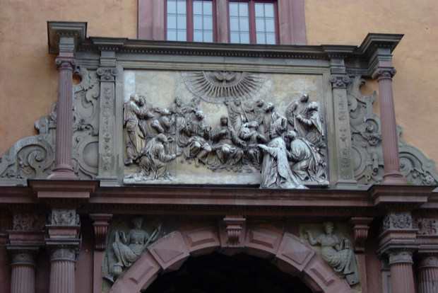 Fries über dem Tor zum Innenhof der Alten Universität. Bild: Robert Emmerich