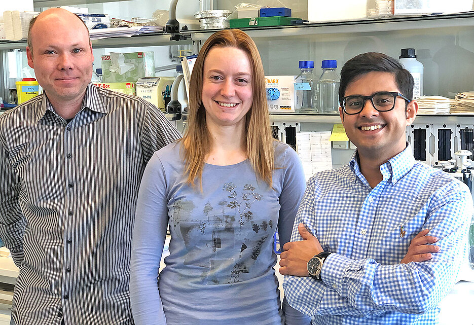 The doctoral students Apoorva Baluapuri (right) and Julia Hofstetter (middle) with Elmar Wolf. Picture: Private