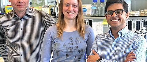 The doctoral students Apoorva Baluapuri (right) and Julia Hofstetter (middle) with Elmar Wolf. Picture: Private