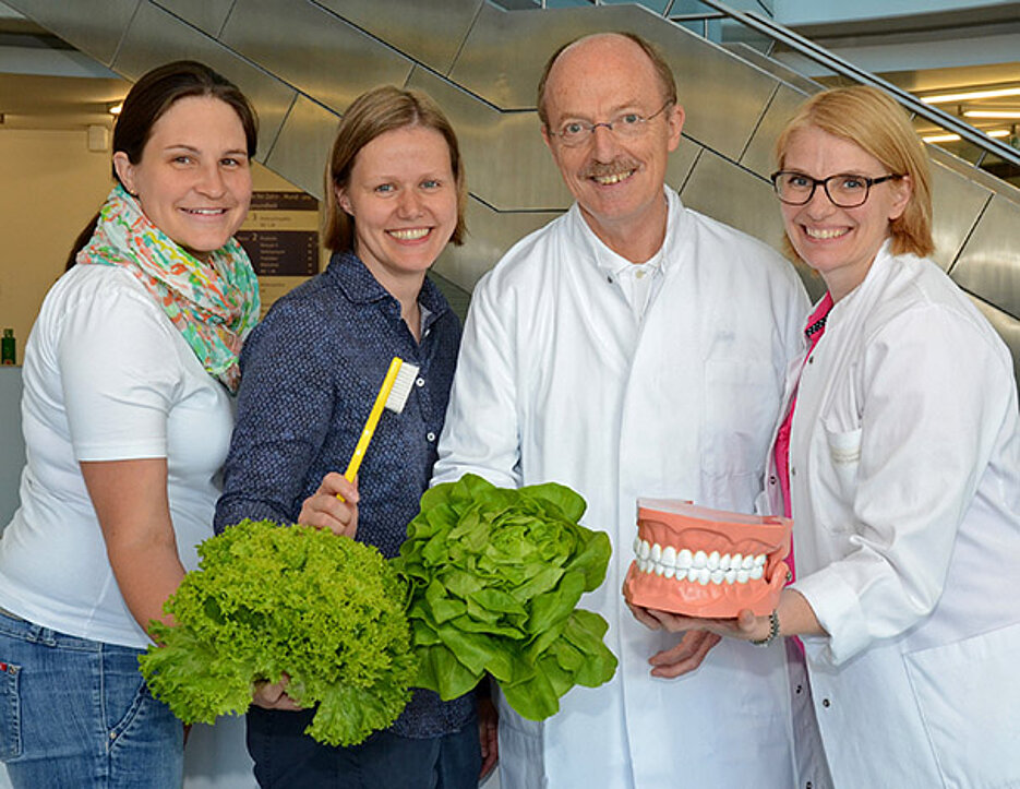 Der zahnärztliche Teil des Gewinnerteams: Nicole Petersen, Peggy Stölzel, Prof. Dr. Ulrich Schlagenhauf und Dr. Yvonne Jockel-Schneider (Foto: Klaus Nowarra)