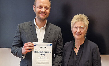 Dr. Stefan Röttig, Gewinner des Forschungspreises, und Dekanin Prof. Dr. Andrea Kübler. 
