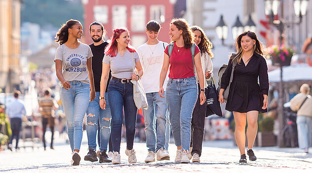 Eine Gruppe von Studierenden läuft durch Würzburg