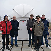 Hakan Kayal, Tobias Herbst (v.l.) mit den Studierenden Julius Dill, Maximilian Reigl und Robin Schaub, die alle im Verein WüSpace aktiv sind.