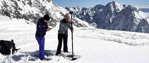 Ein Seminar ermöglichte es Viktoria (rechts), Feldforschung an der Zugspitze zu betreiben.