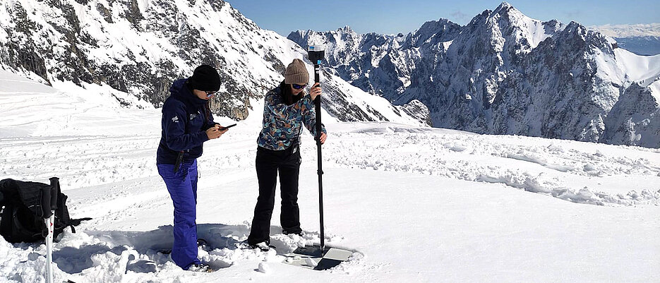 Ein Seminar ermöglichte es Viktoria (rechts), Feldforschung an der Zugspitze zu betreiben.