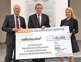 Scheckübergabe im Lichthof der Uni (v.l.): Niederlassungsleiter Norma Franz Fritzenschaft, Universitätspräsident Alfred Forchel und Norma-Verkaufsleiterin Kathrin Maurer. (Foto: Gunnar Bartsch)