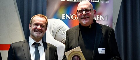 Für seine Leistungen in der Grundlagenforschung zum Erreger der Schlafkrankheit wurde Prof. Dr. Markus Engstler (r.) vom Biozentrum der Universität Würzburg mit dem Memento Forschungspreis 2022 ausgezeichnet.  Das Bild zeigt ihn mit Laudator Klaus Brehm, Professor für Medizinische Parasitologie am Lehrstuhl für Hygiene und Mikrobiologie an der JMU.