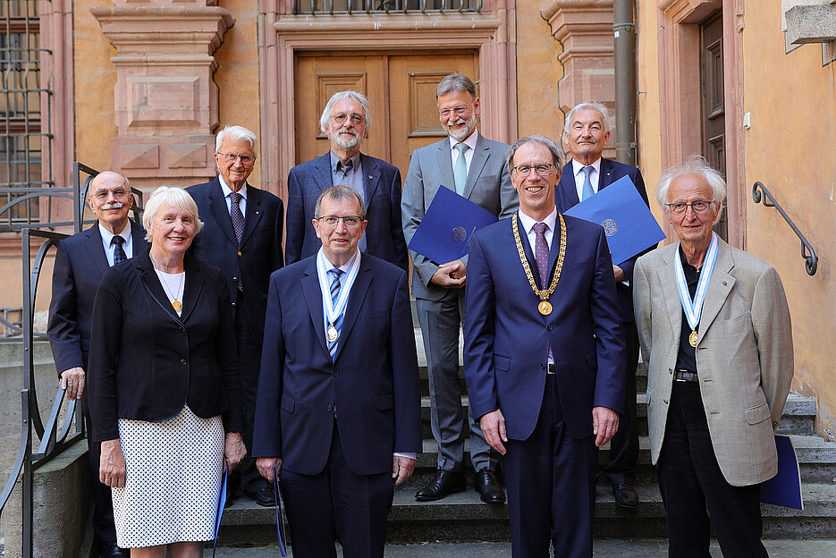 Universitätspräsident Paul Pauli mit den Persönlichkeiten, die beim Stiftungsfest 2022 in Präsenz geehrt wurden. Hinten von links Helmuth Schulze-Fielitz, August Heidland, Eberhard Rommel, Wolfgang Geise und Georg Ertl. Vorne von links Barbara Hahn, Alfred Forchel, Paul Pauli und Helmut Schwarz. 