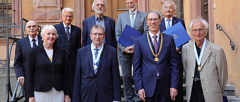 Universitätspräsident Paul Pauli mit den Persönlichkeiten, die beim Stiftungsfest 2022 in Präsenz geehrt wurden. Hinten von links Helmuth Schulze-Fielitz, August Heidland, Eberhard Rommel, Wolfgang Geise und Georg Ertl. Vorne von links Barbara Hahn, Alfred Forchel, Paul Pauli und Helmut Schwarz. 