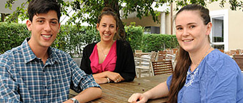 Sammy Florczak, Naomi Paxton and Erin McColl (from left) are from Australia. Within the scope of the international Biofabrication master's programme, they are currently spending two semesters at the University of Würzburg.