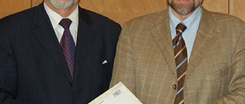 Regierungspräsident Paul Beinhofer (links) überreicht Professor Klaus Schilling den Förderbescheid für das Telematik-Zentrum. Foto: Robert Emmerich