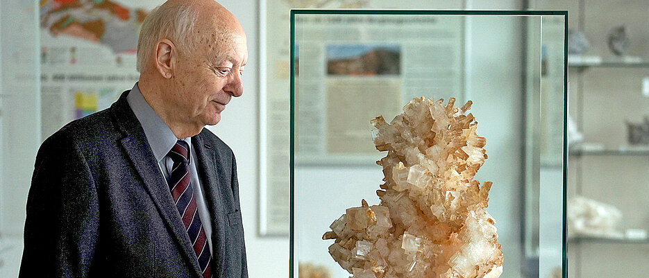 Peter C. Ruppert mit einem seiner Lieblingsstücke, einer hohen Stufe aus Gips- und Salzkristallen. Sie stammt aus dem ehemaligen Kalibergwerk bei Bleicherode am südlichen Harzrand. 