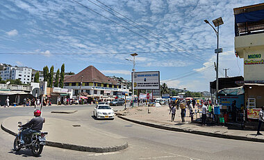 Zufahrtsstraße zum Bugando Medical Center in Mwanza.