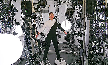 110 Kameras sind auf Bayerns Ministerin für Digitales gerichtet: Judith Gerlach lässt am Lehrstuhl für Mensch-Computer-Interaktion der Uni Würzburg einen Avatar von sich erstellen.