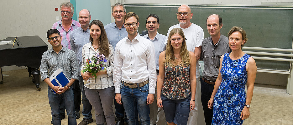 Festredner Josef Settele (hinten links) mit Apoorva Baluapuri, Elmar Wolf, Emily Poppenburg Martin, Ingolf Steffan-Dewenter, Tim Breitenbach, Thomas Dandekar, Sarah Schuster, Markus Engstler, Utz Fischer und Ricarda Scheiner (v.l.).