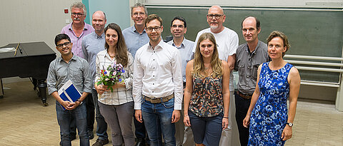 Festredner Josef Settele (hinten links) mit Apoorva Baluapuri, Elmar Wolf, Emily Poppenburg Martin, Ingolf Steffan-Dewenter, Tim Breitenbach, Thomas Dandekar, Sarah Schuster, Markus Engstler, Utz Fischer und Ricarda Scheiner (v.l.).