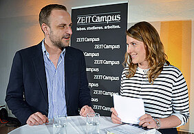 ZEIT-Campus Autorin Laura Cwiertnia im Gespräch mit Terrorexperte Peter Neumann. (Foto: Uni Würzburg)