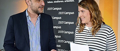 ZEIT-Campus Autorin Laura Cwiertnia im Gespräch mit Terrorexperte Peter Neumann. (Foto: Uni Würzburg)