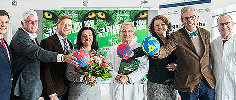 Werben für den Charity-Day (v.l.): Stefan Hebig von der Sparkasse Mainfranken, Roland Sauer, Oliver Jörg, Gabriele Nelkenstock sowie – als Vertreter der Würzburger Universitätsmedizin – Professor Georg Ertl, Anja Simon, Professor Matthias Frosch u