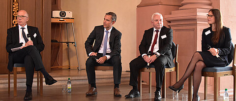 Podiumsdiskussion des Symposiums (von links): Vorstandsmitglied der Rechtsanwaltskammer Bamberg. Thomas Rothaug, Leitender Ministerialrat Gregor Eisenhuth, Vizepräsident des OLG Andreas Zwerger und Wissenschaftliche Mitarbeiterin Marie-Theres Hess.