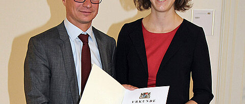 Staatssekretär Sibler überreicht den Preis an Svenja Perl. (Foto: Herde/stmbw)