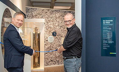 Professor Bert Hecht (l.) und Ausstellungsmacher Dr. Jochen Ramming eröffnen die neugestaltete Physik-Ausstellung „Ins Innerste der Welt“.