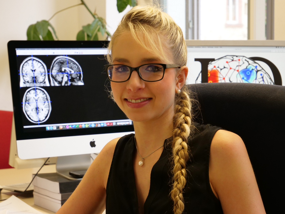 Dr. Kirsten Hilger ist seit 2019 Akademische Rätin und Leiterin der Forschergruppe „Fear of Pain, Neuroscience of Intelligence“ am Lehrstuhl für Psychologie I der Universität Würzburg.