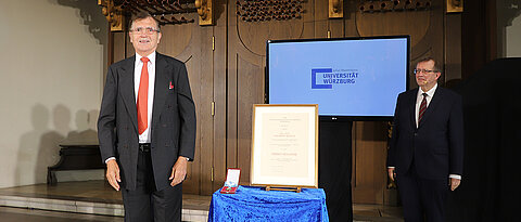 Baldwin Knauf beim Stiftungsfest mit Universitätspräsident Alfred Forchel.